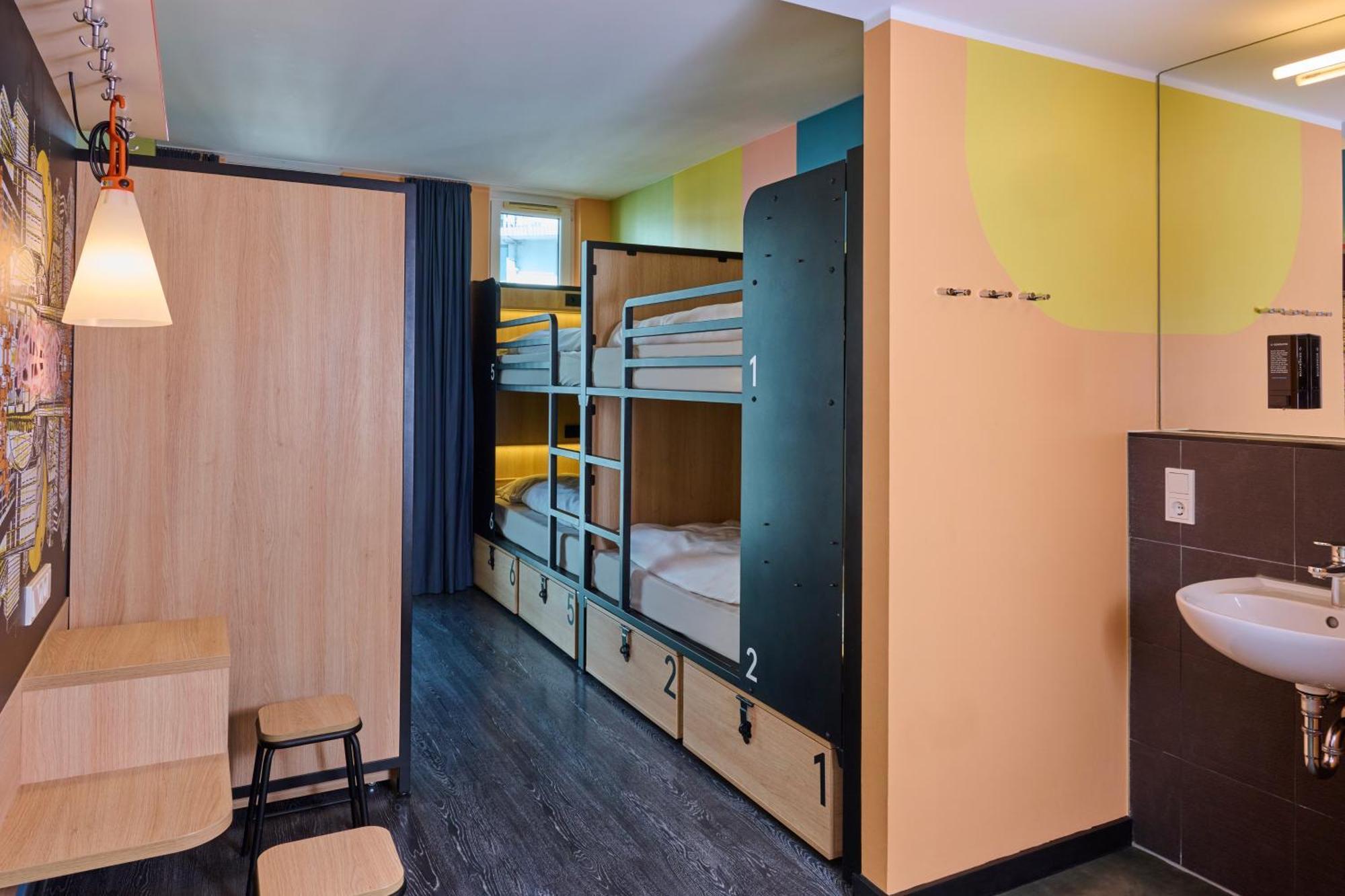 Hostel One80° *